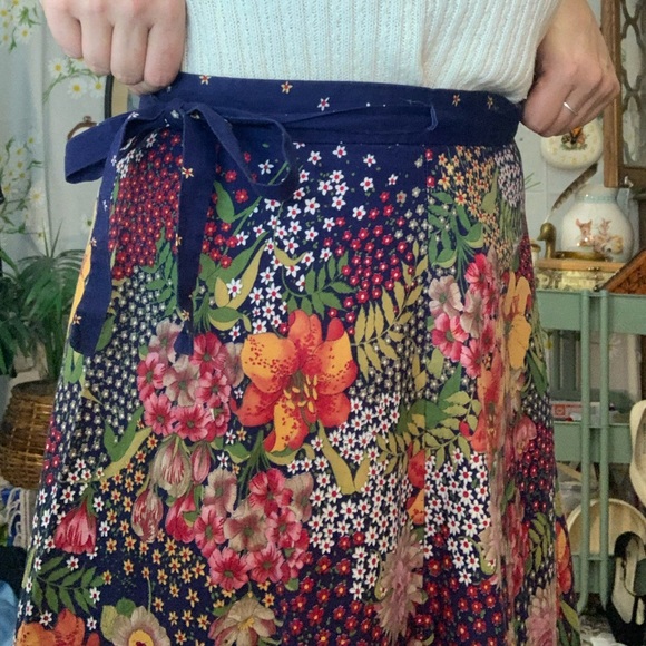 Vintage 70s colorful intricate floral wrap skirt - Picture 2 of 7